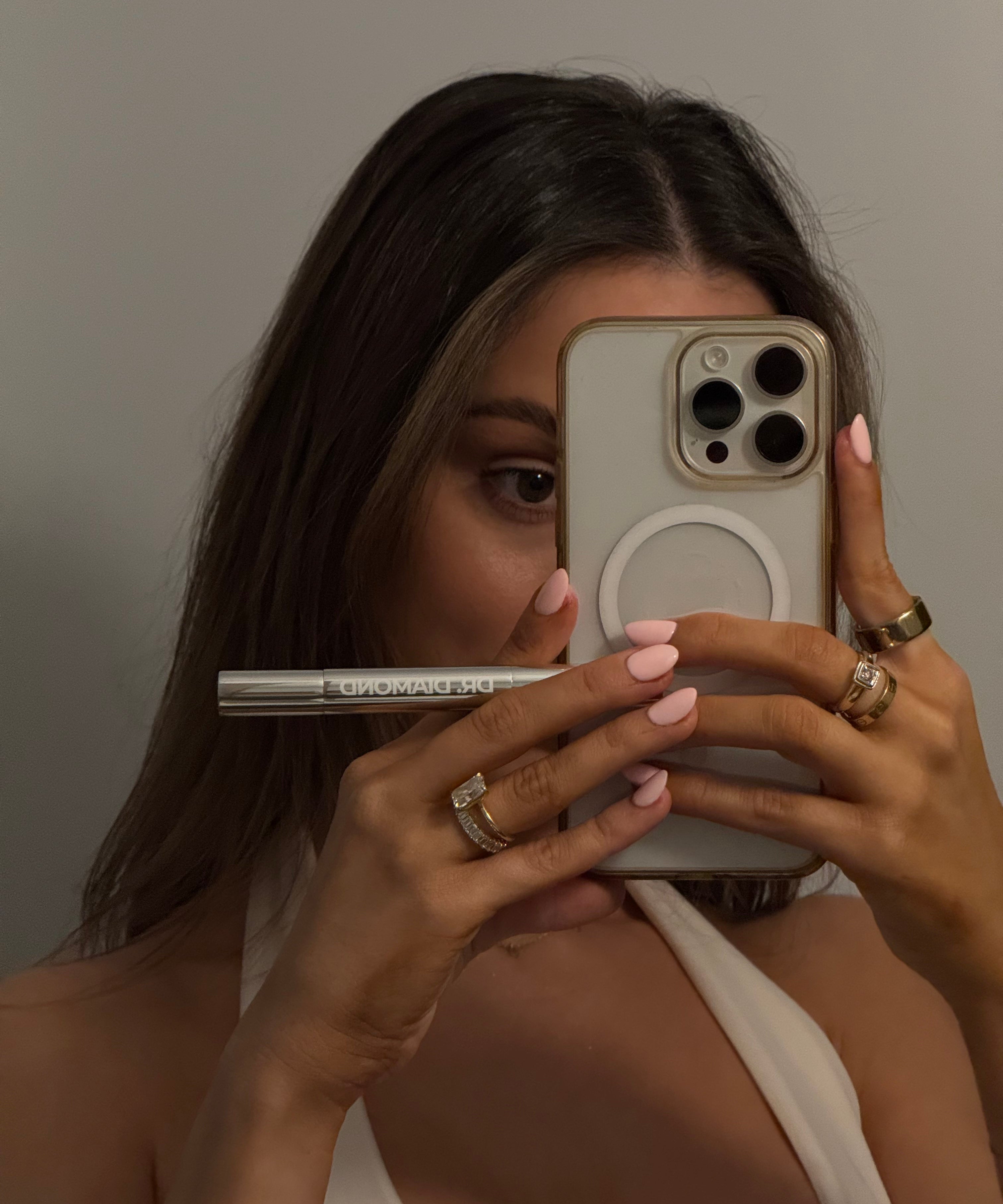 girlinmirrorholdingdrdiamondcleaningpen